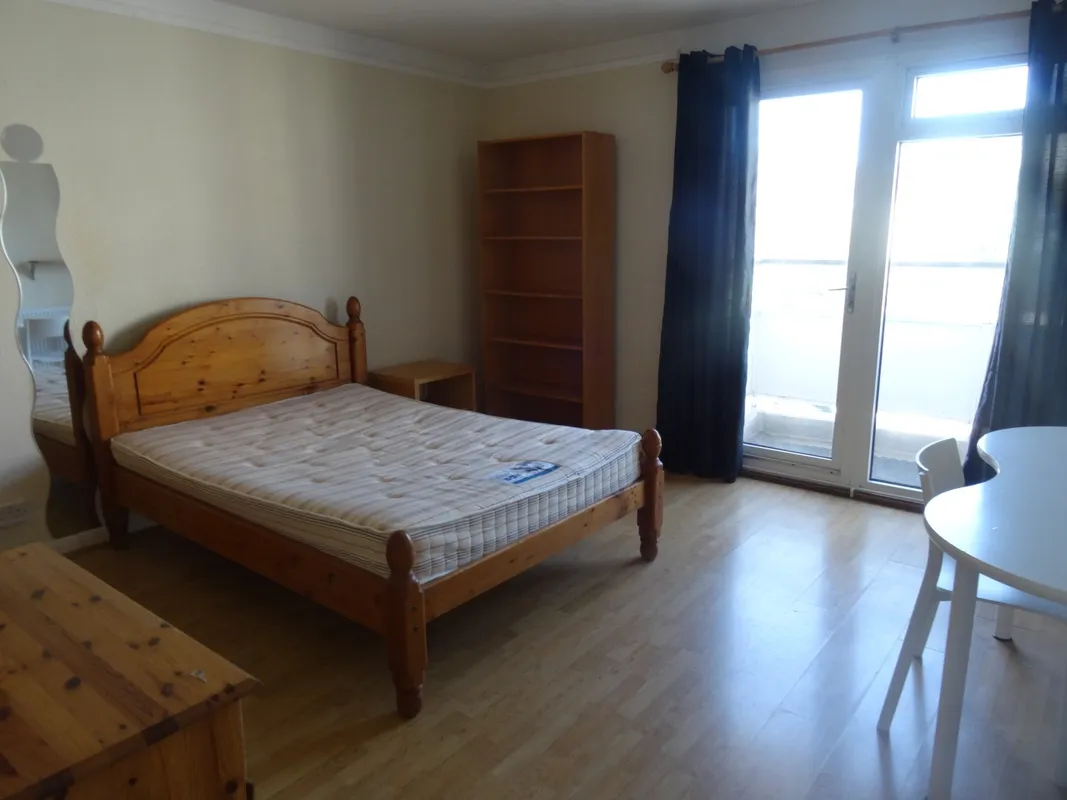 Flat Kingsnympton Park Estate in Greater London