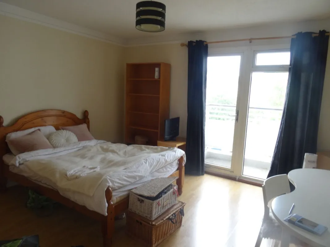 Flat Kingsnympton Park Estate in Greater London