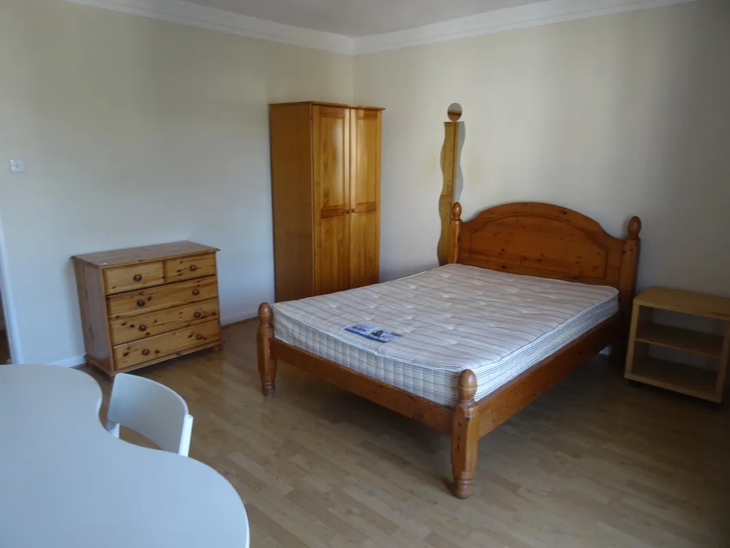 Flat Kingsnympton Park Estate in Greater London