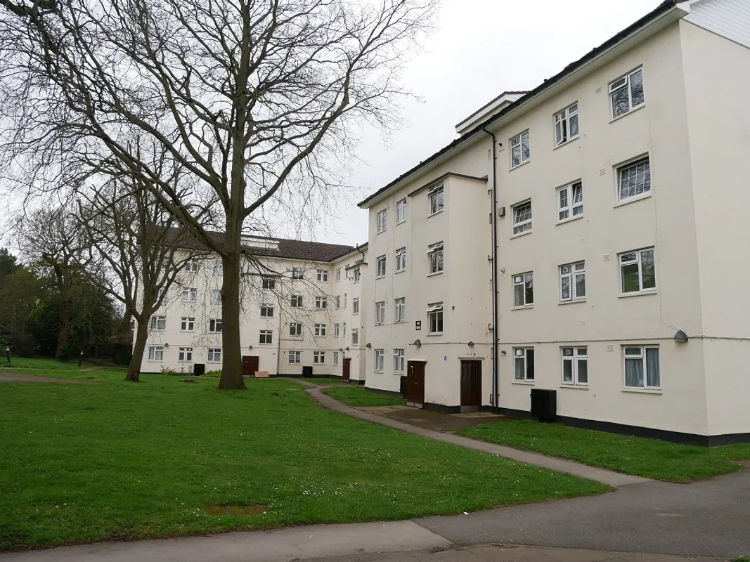 Flat Kingsnympton Park Estate in Greater London