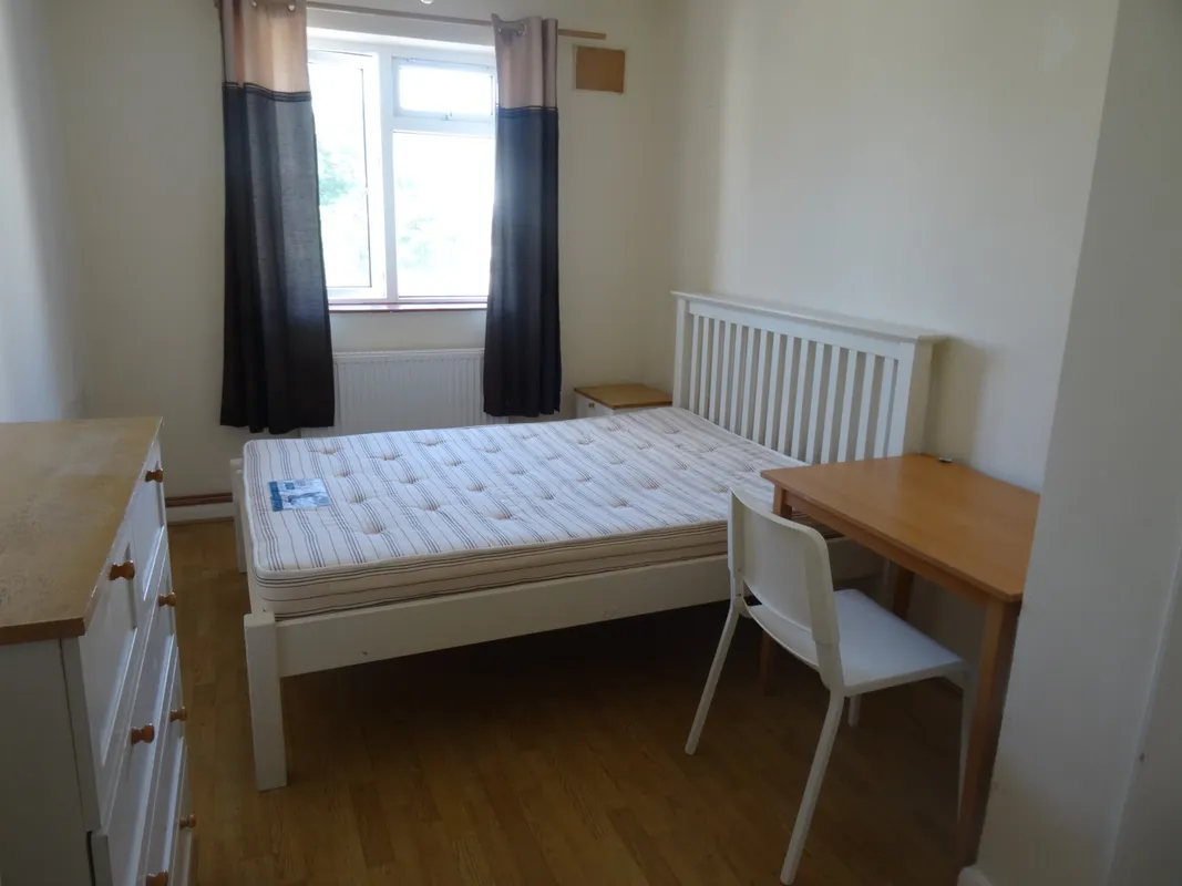 Flat Kingsnympton Park Estate in Greater London