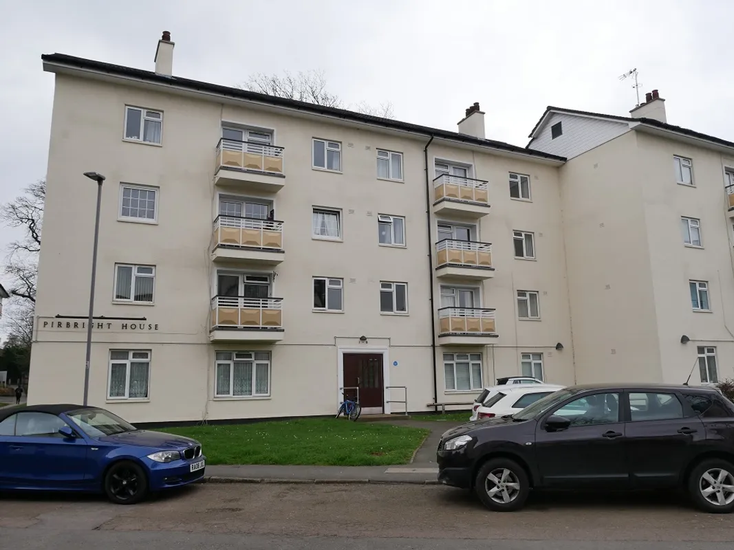 Flat Kingsnympton Park Estate in Greater London