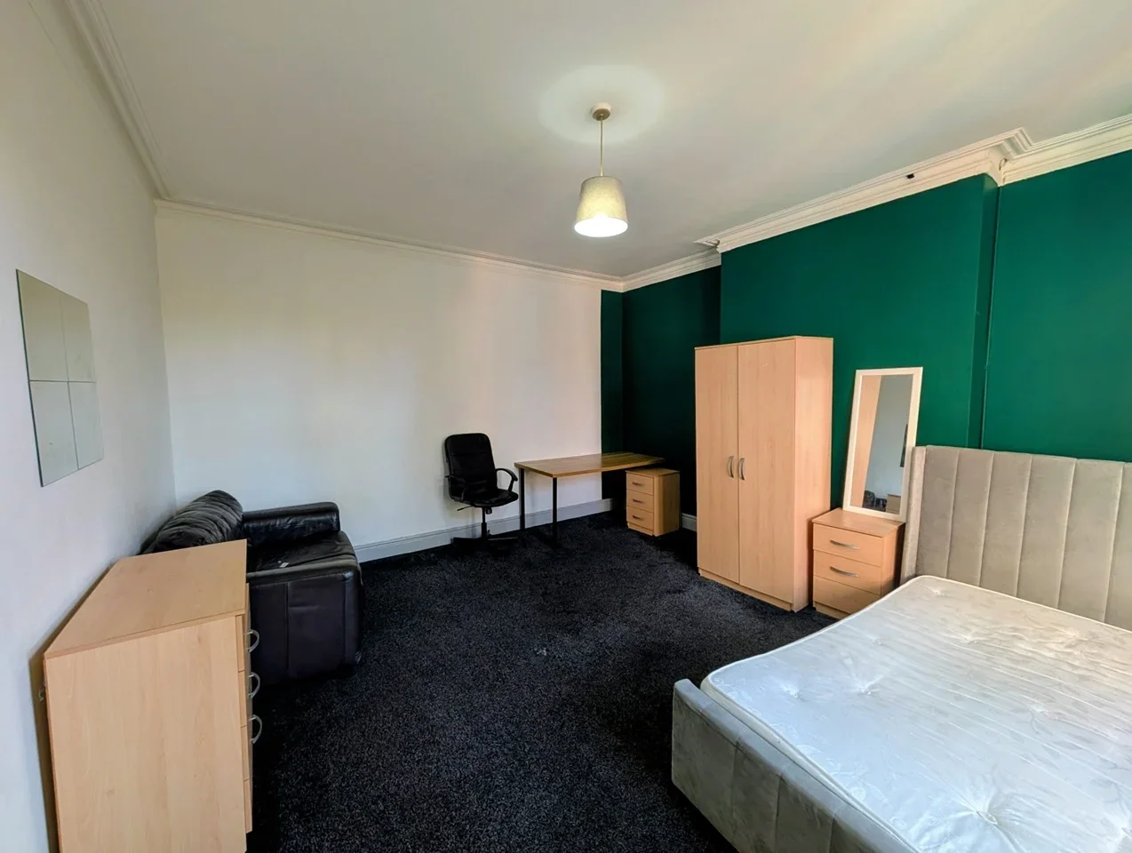 Room Woodstock Road in Birmingham