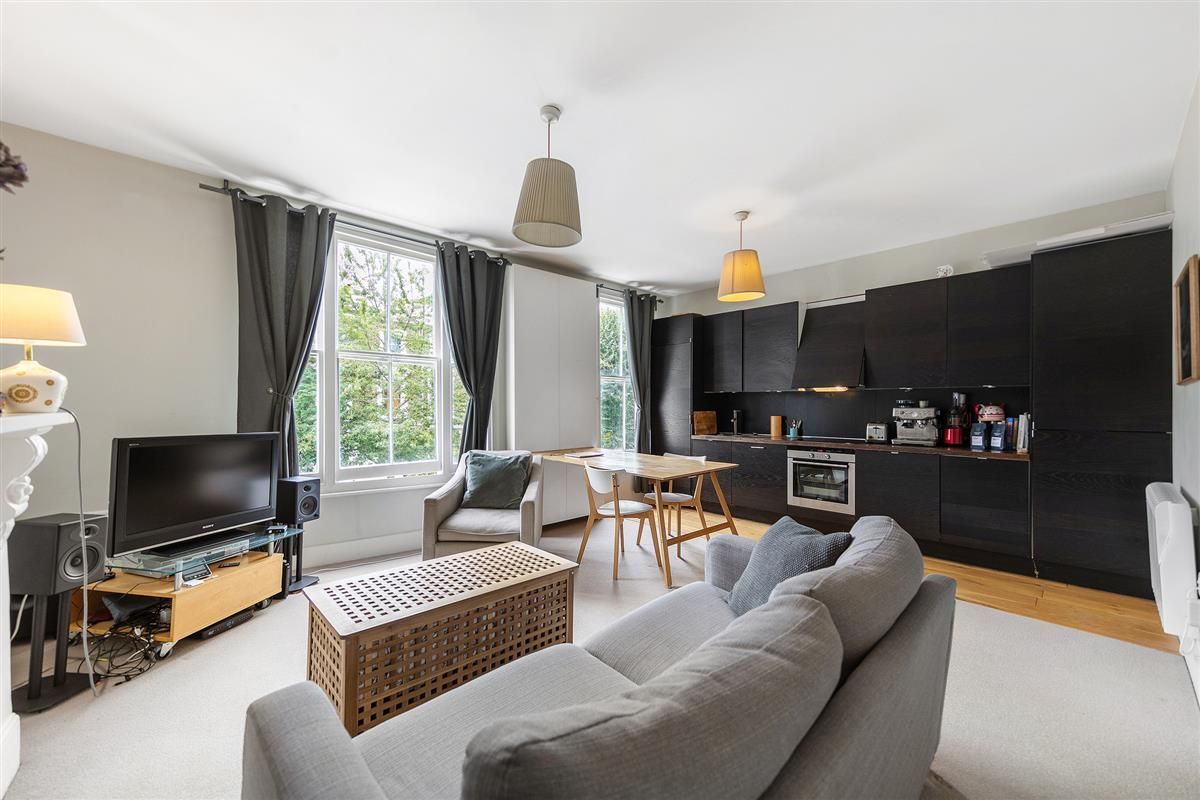 Flat Blenheim Crescent in Greater London