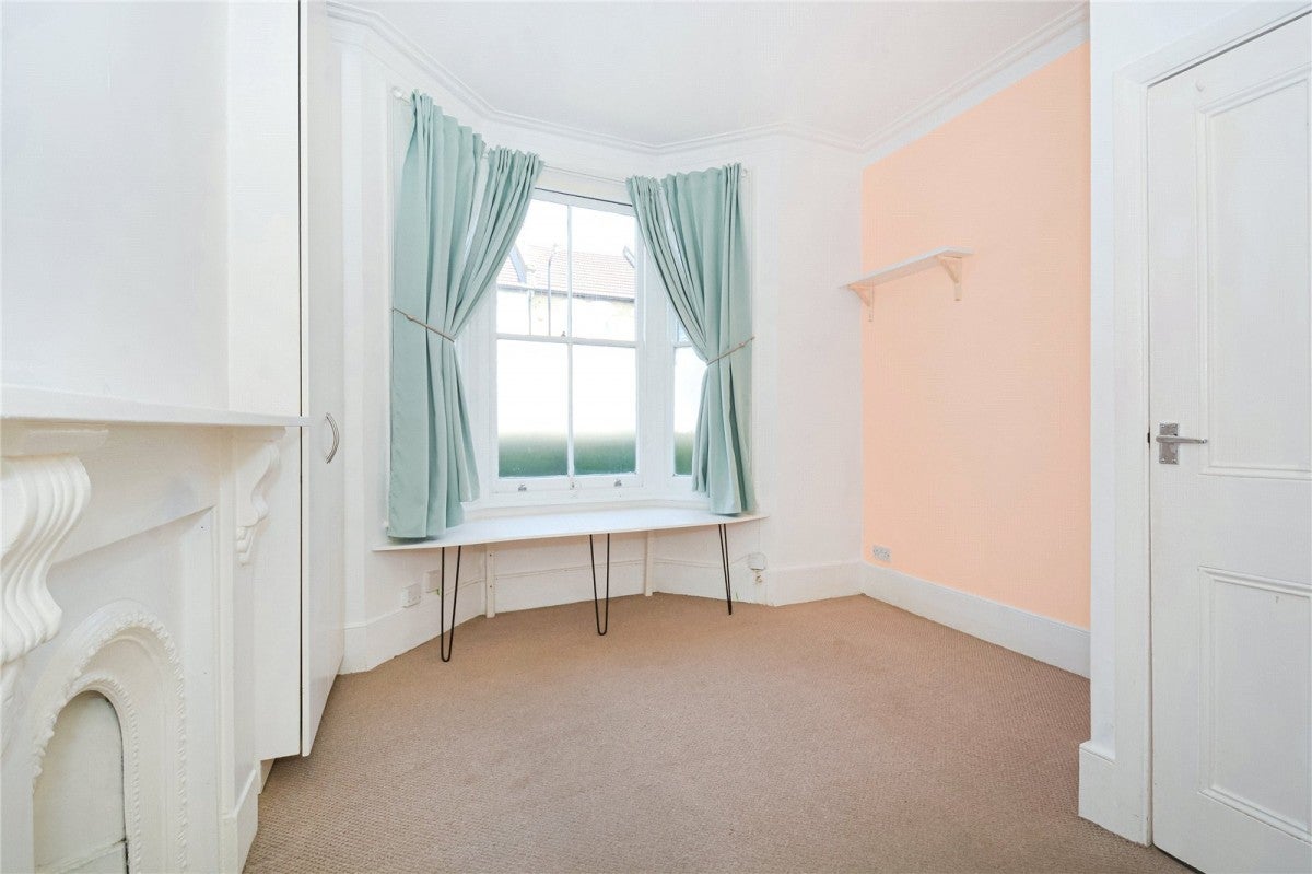 Flat Haroldstone Road in Greater London
