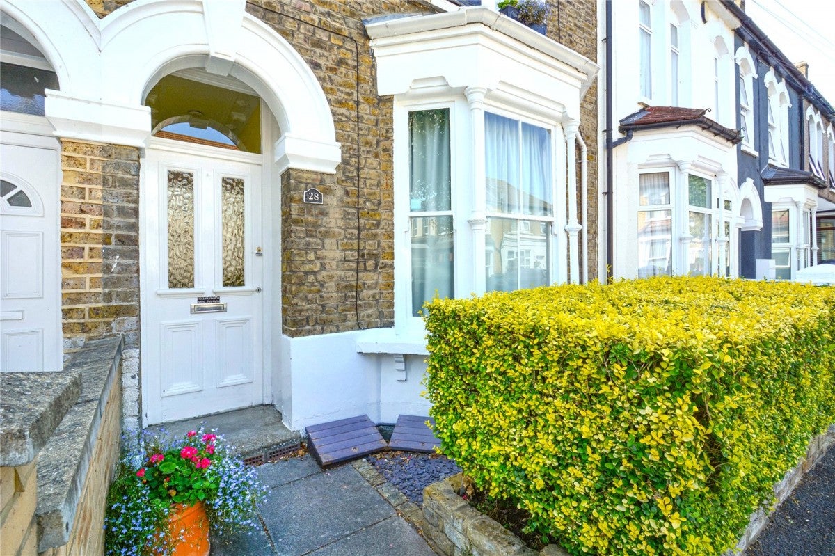 Flat Haroldstone Road in Greater London