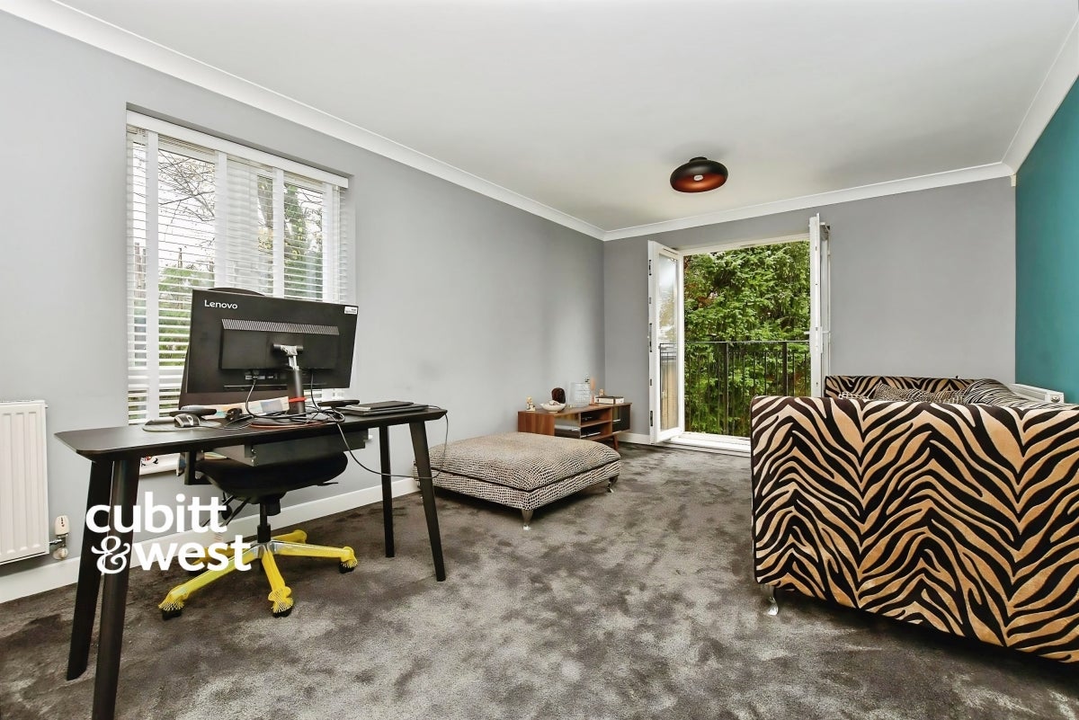 Flat Connersville Way in Greater London