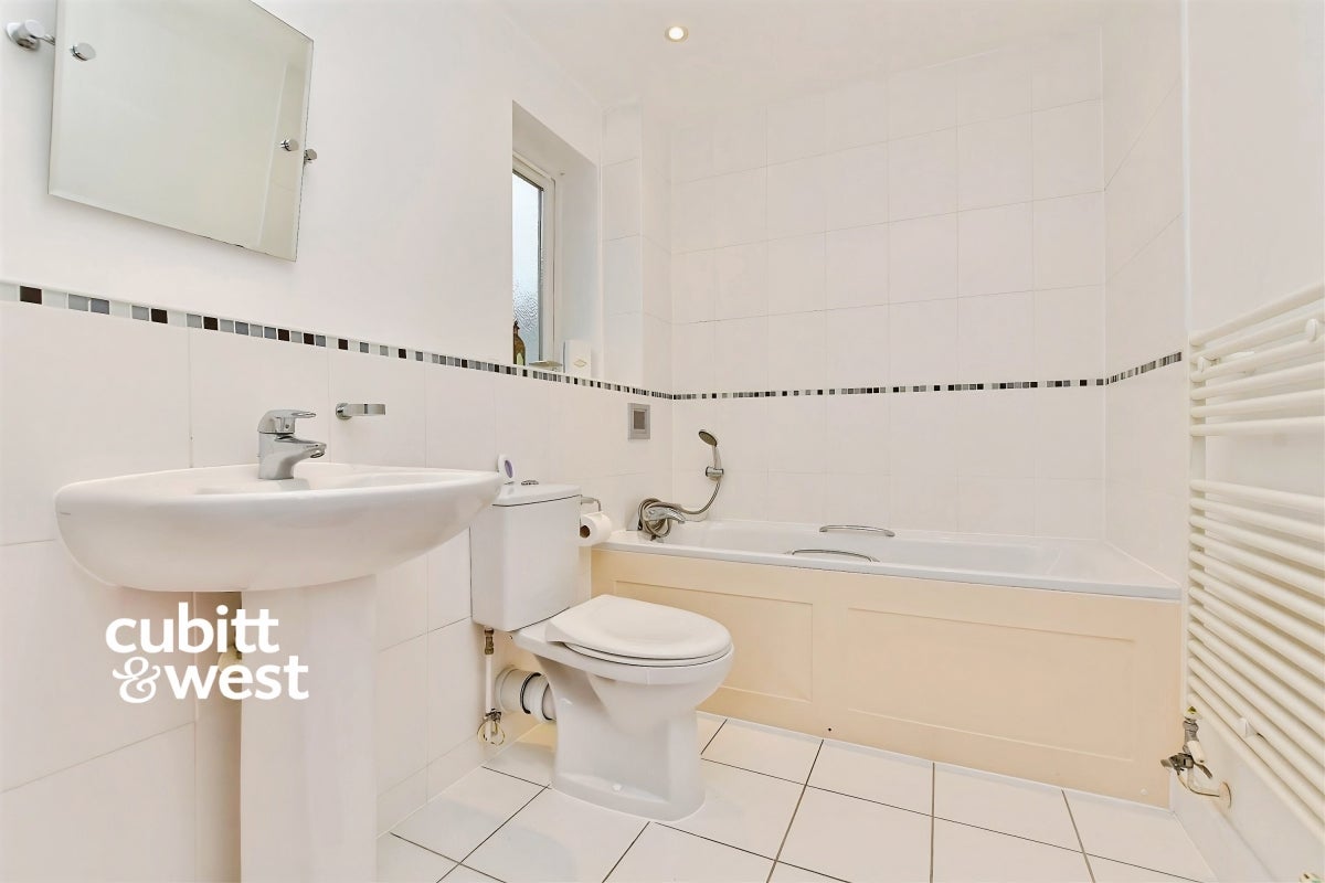 Flat Connersville Way in Greater London
