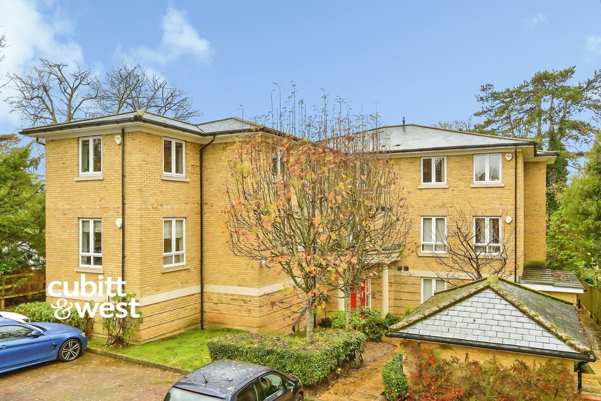Flat Connersville Way in Greater London