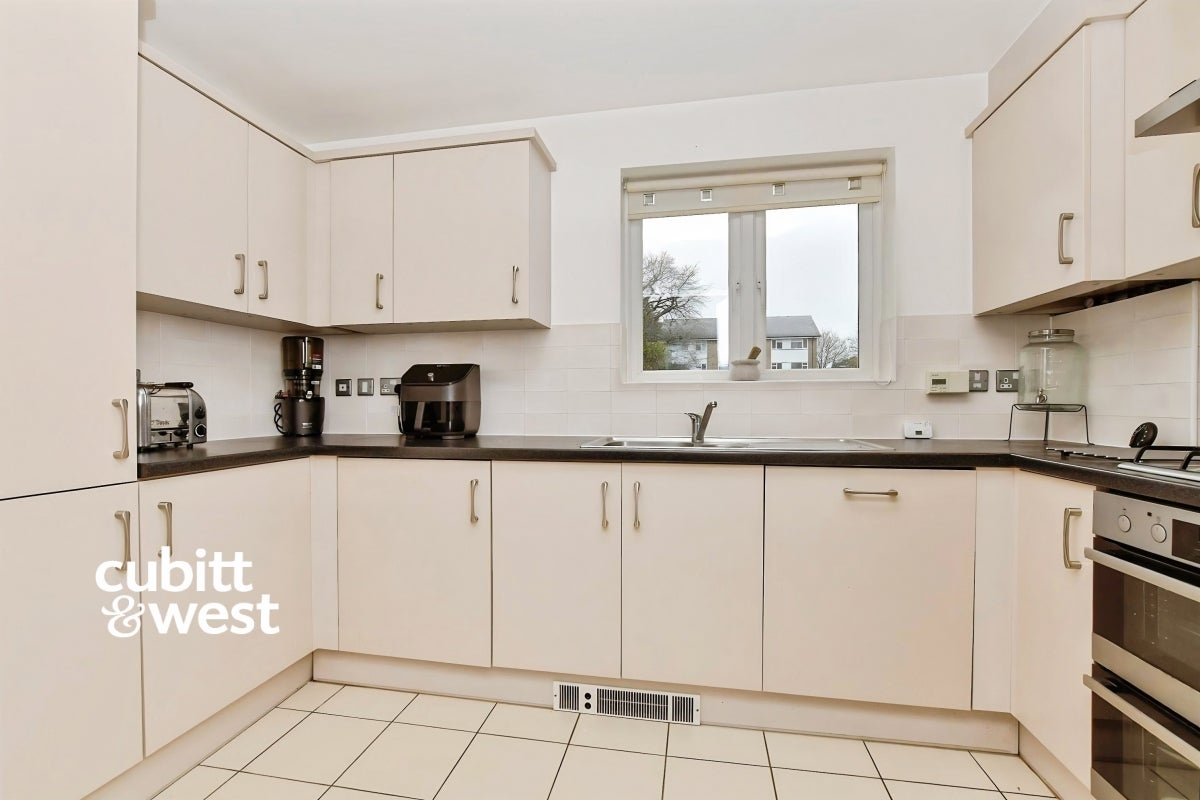 Flat Connersville Way in Greater London