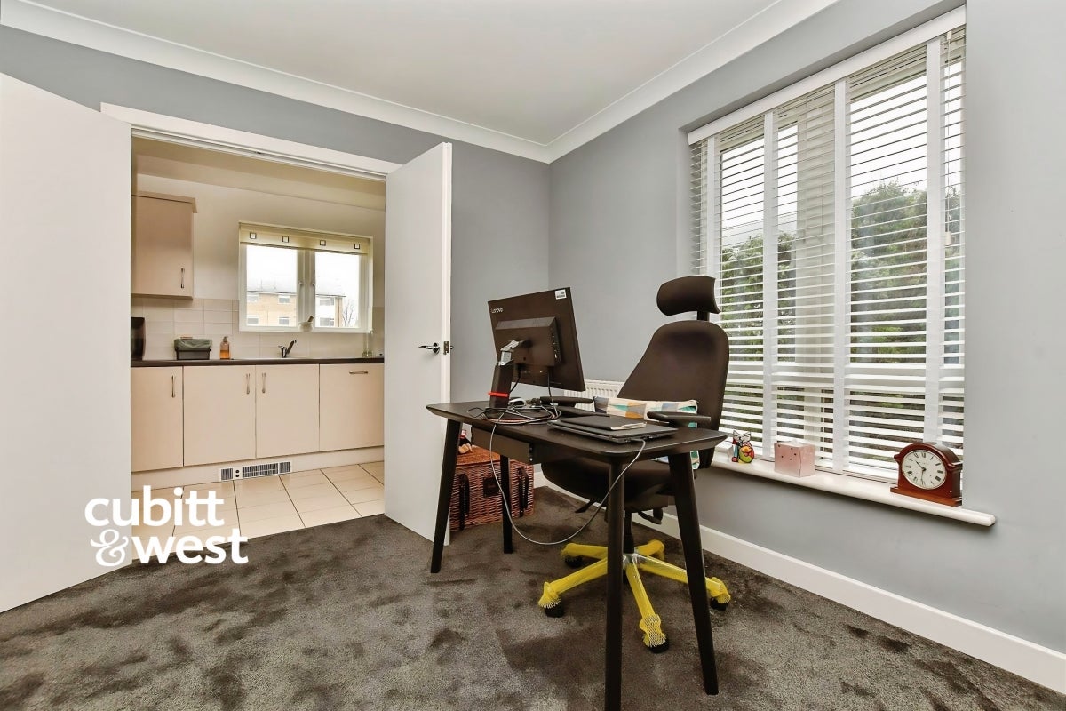 Flat Connersville Way in Greater London