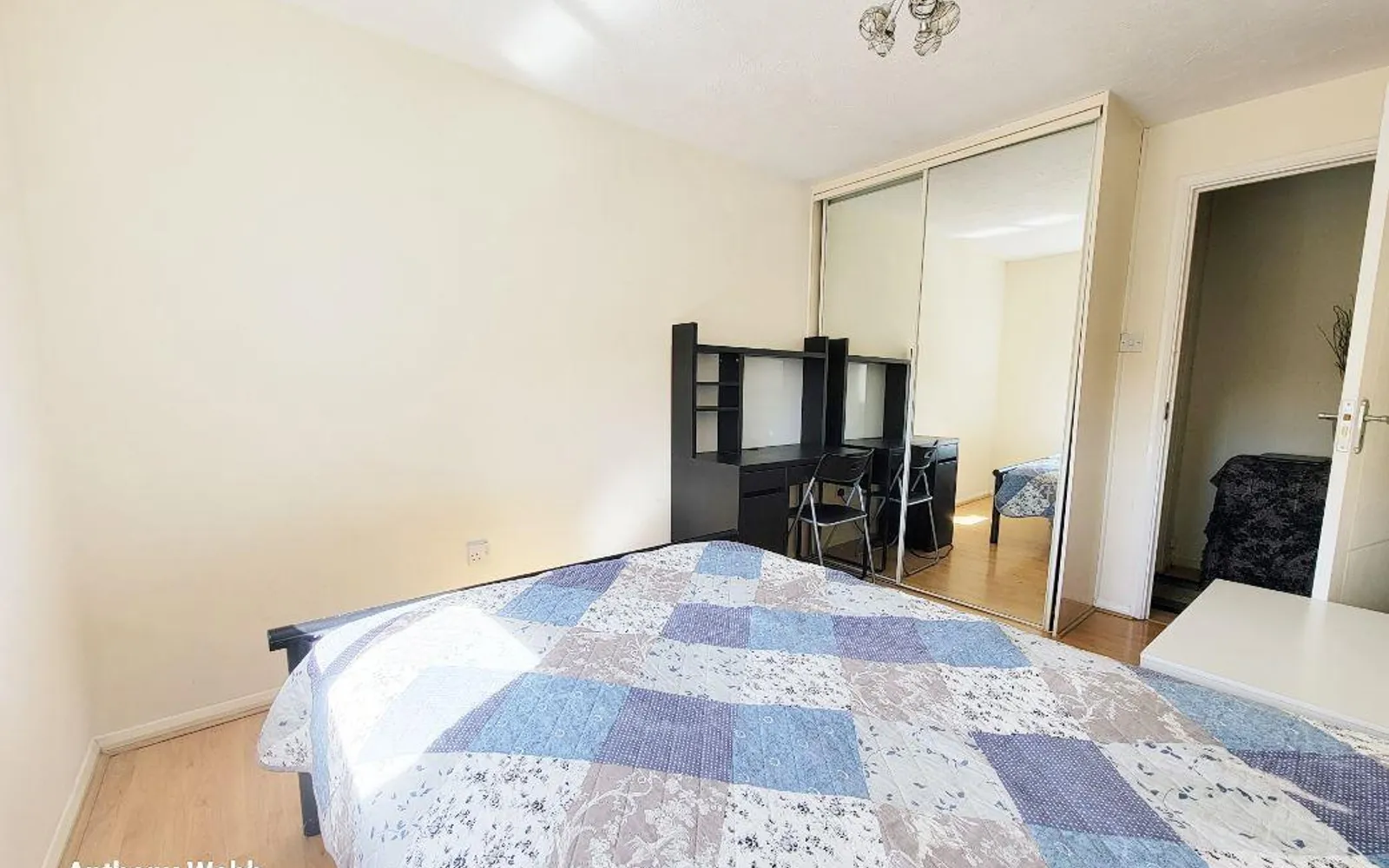 Flat Chequers Way in Greater London