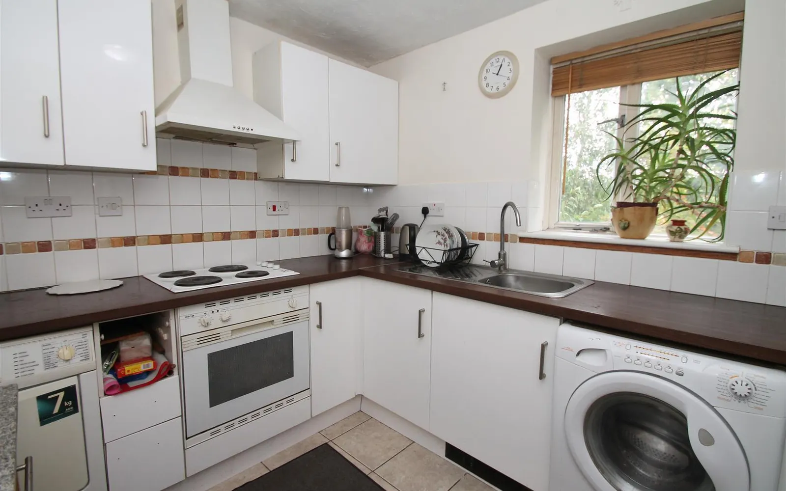 Flat Chequers Way in Greater London