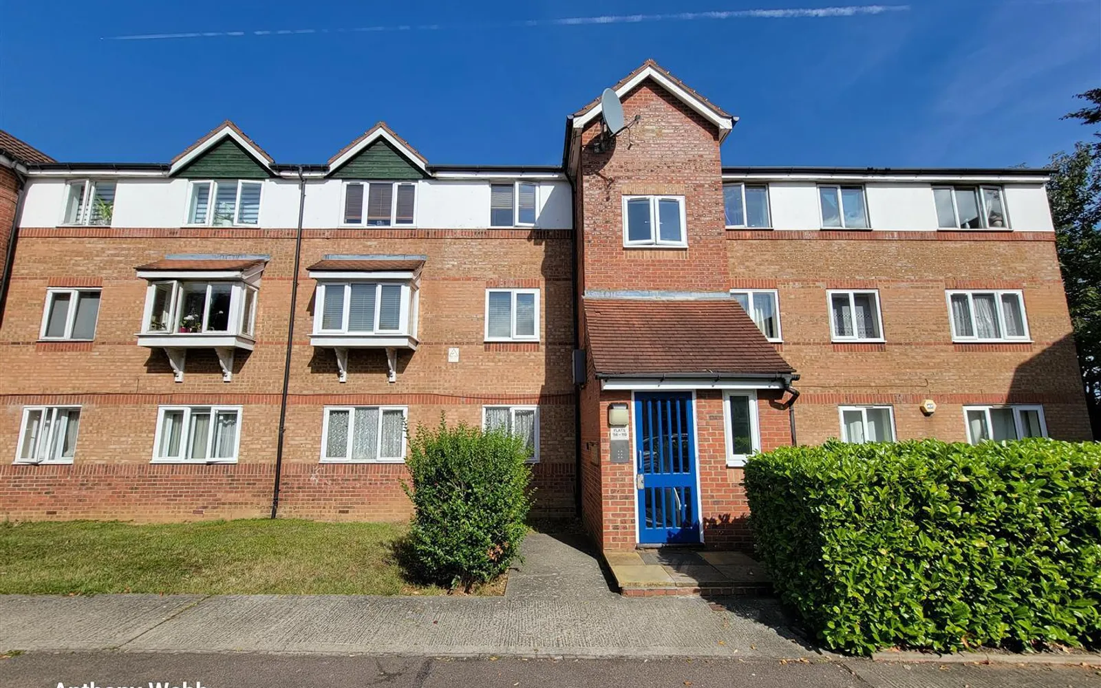 Flat Chequers Way in Greater London