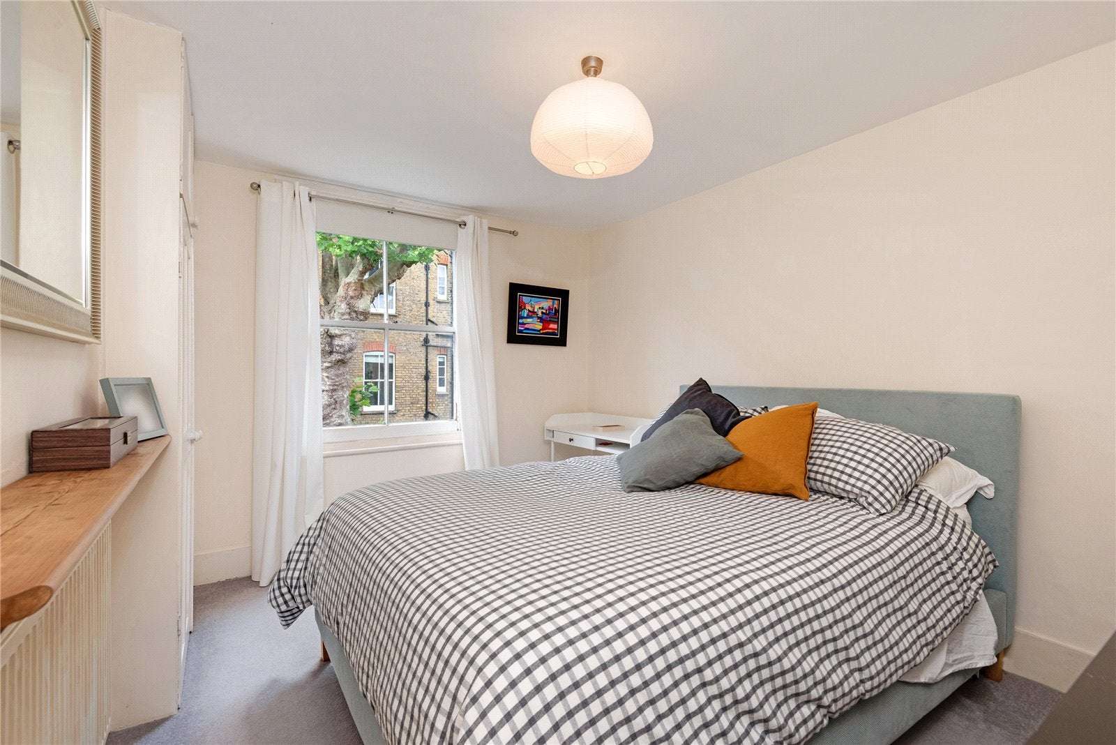 Flat Kelvedon Road in Greater London