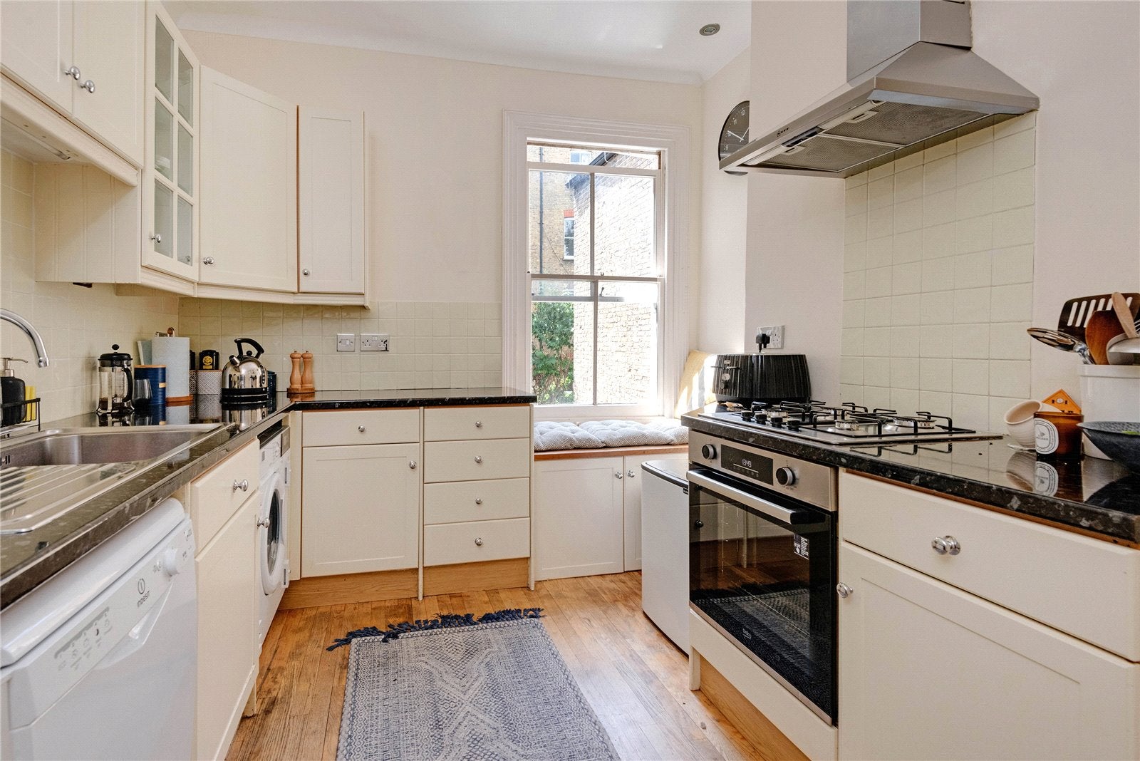 Flat Kelvedon Road in Greater London