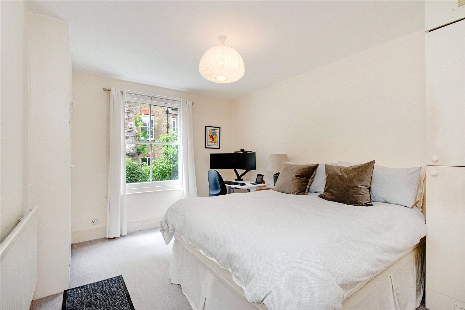 Flat Kelvedon Road in Greater London