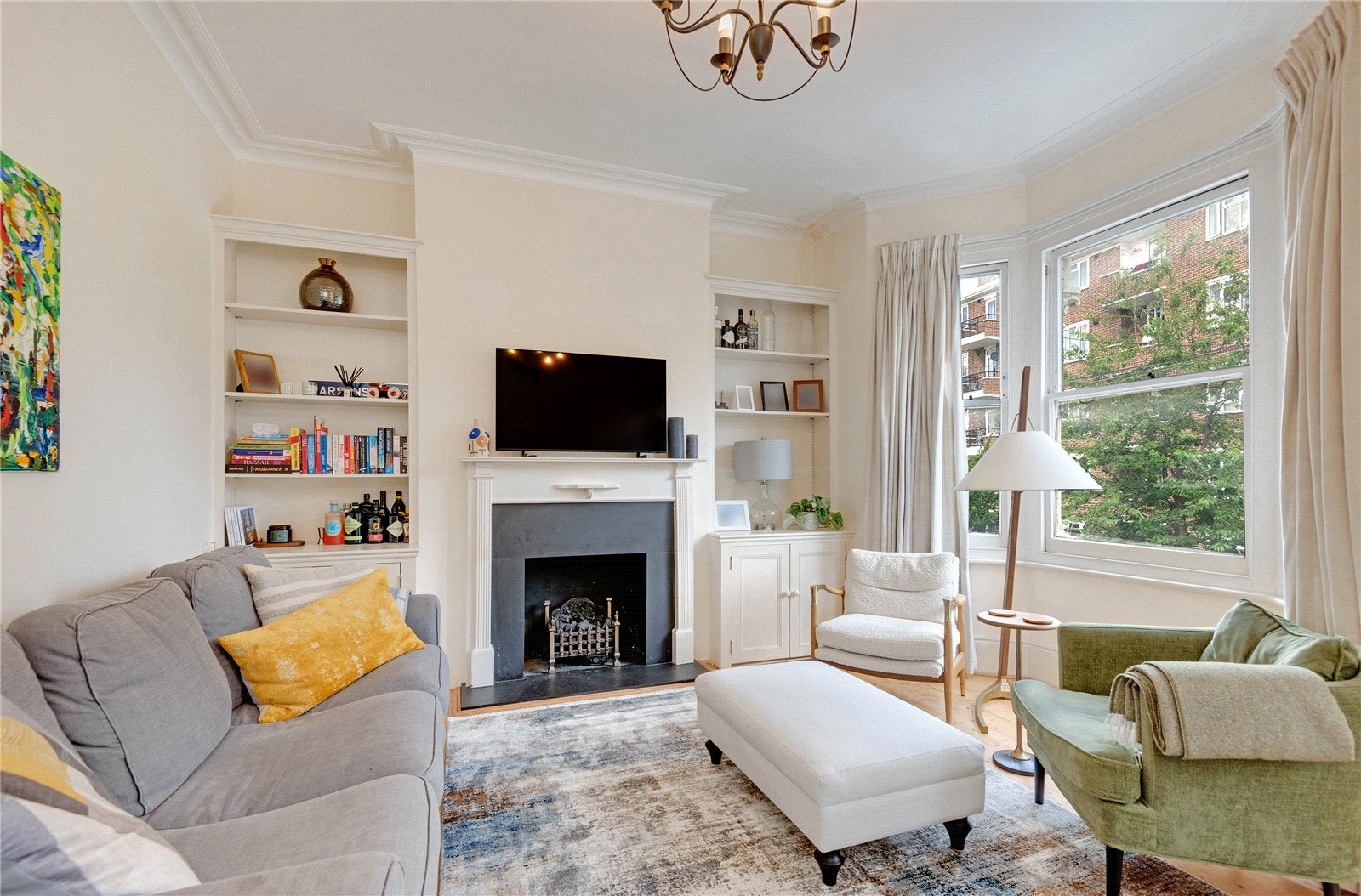 Flat Kelvedon Road in Greater London