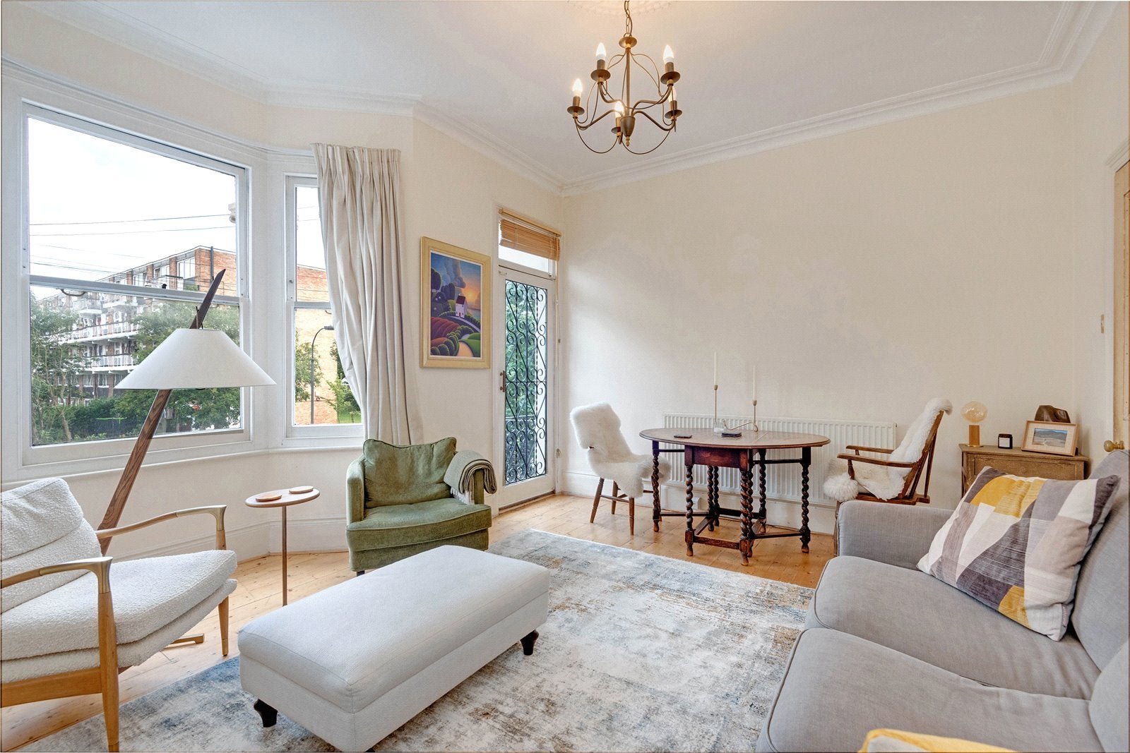 Flat Kelvedon Road in Greater London