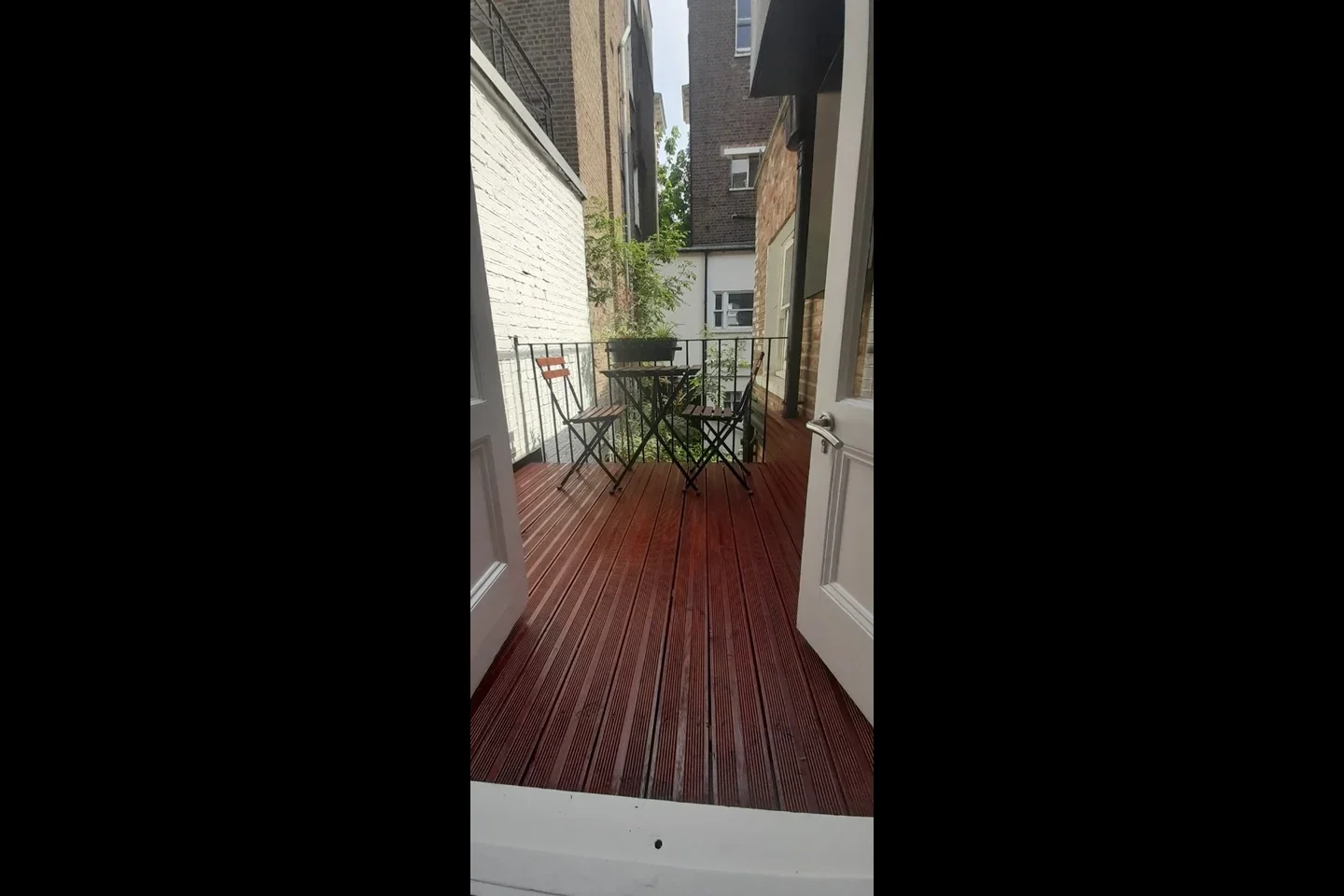 Flat Pembridge Road in Greater London