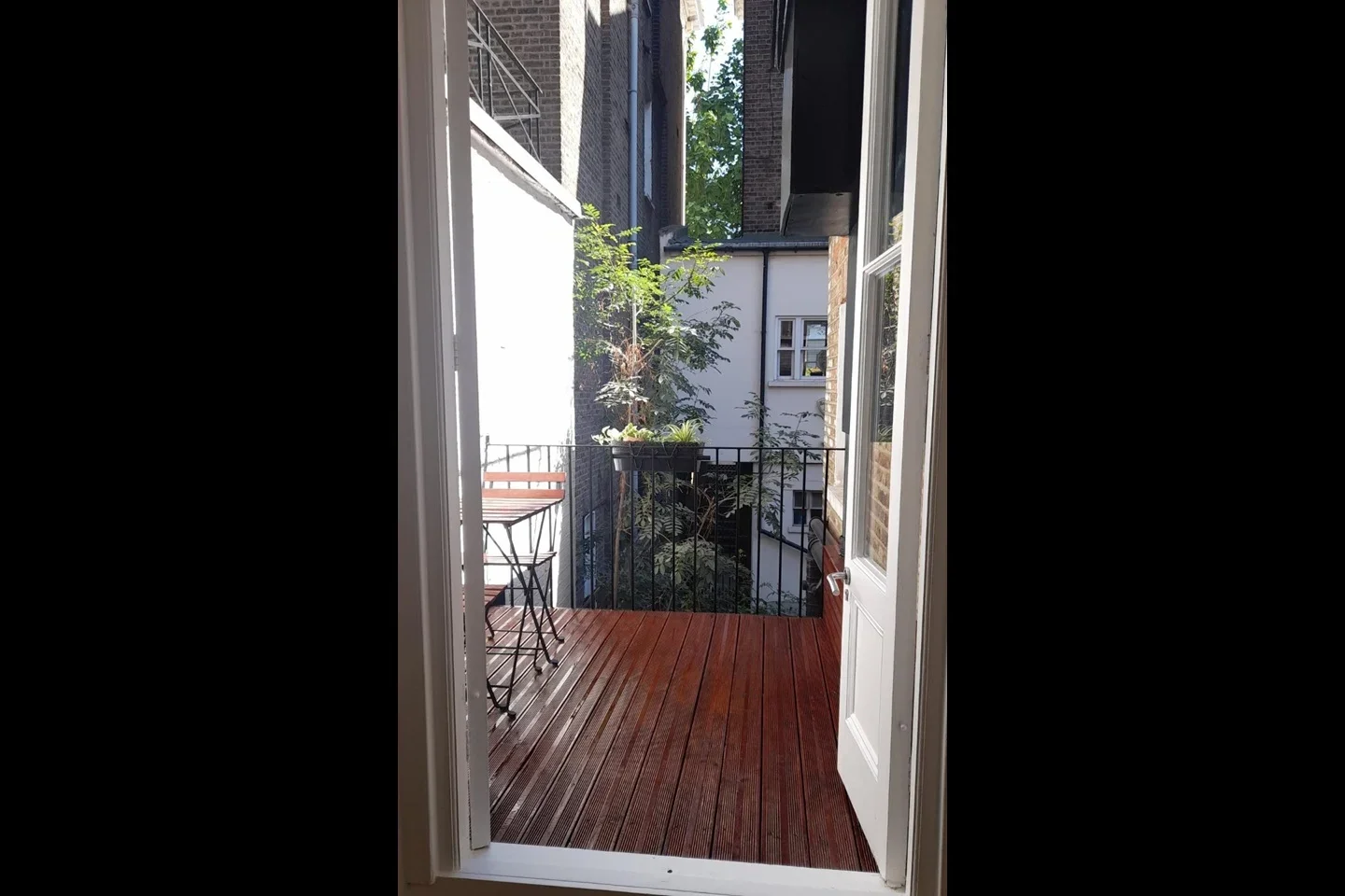 Flat Pembridge Road in Greater London