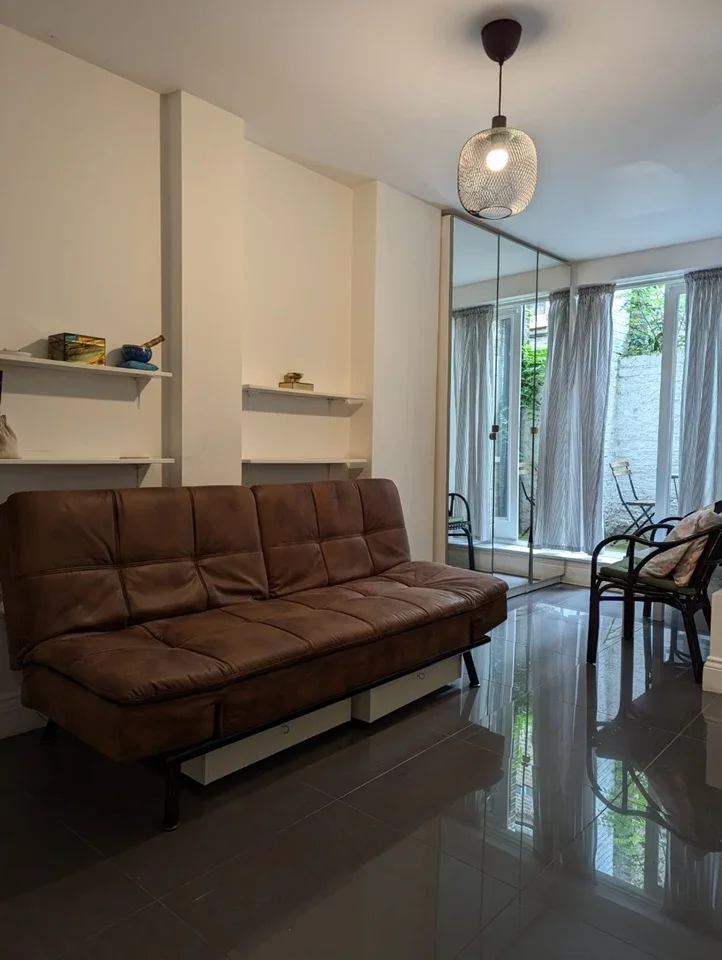 Flat Pembridge Road in Greater London