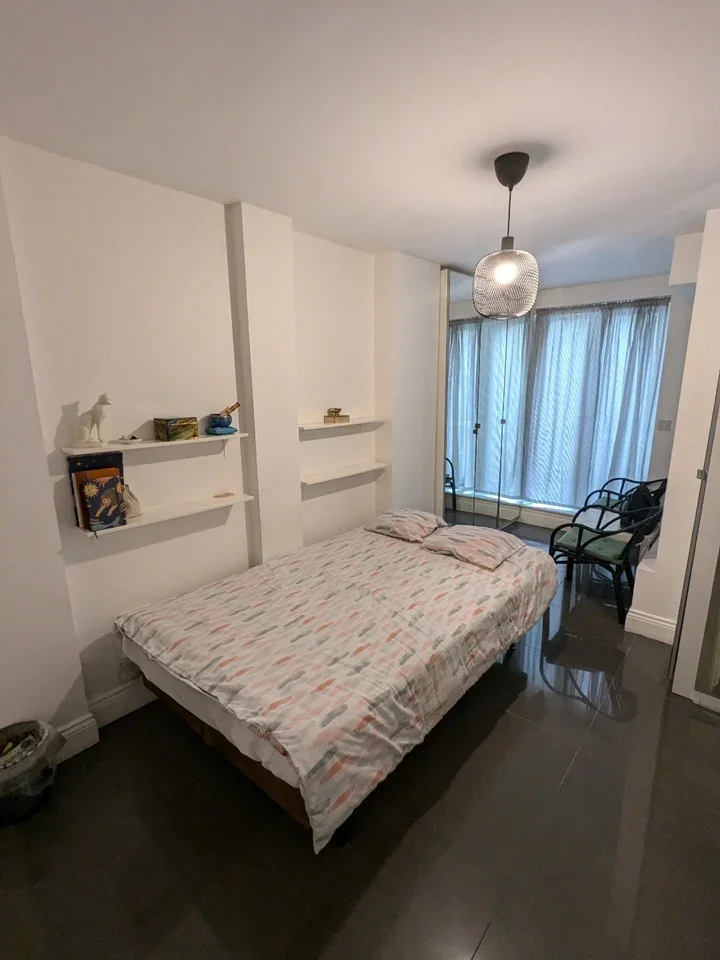 Flat Pembridge Road in Greater London
