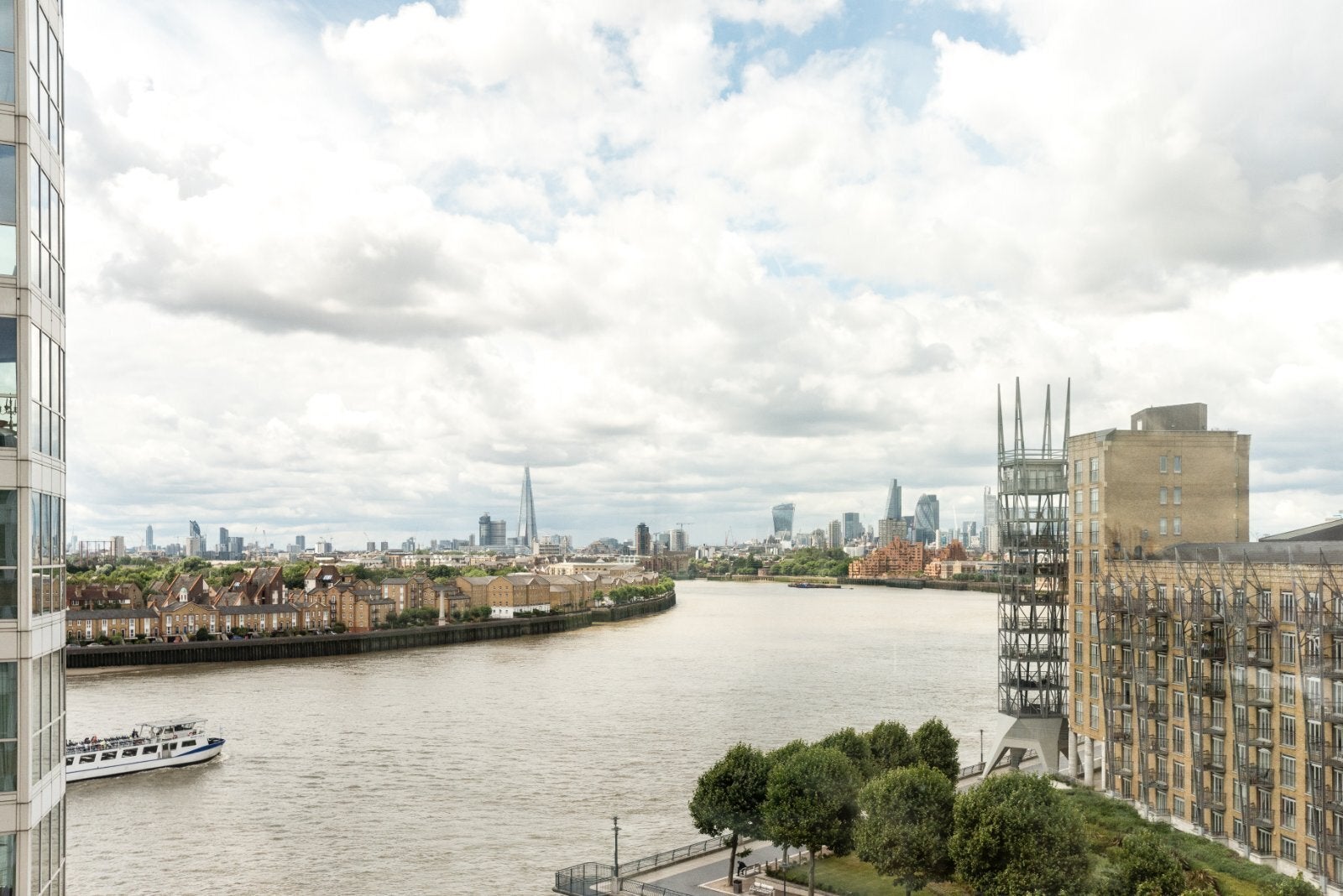 Flat Westferry Circus in Greater London