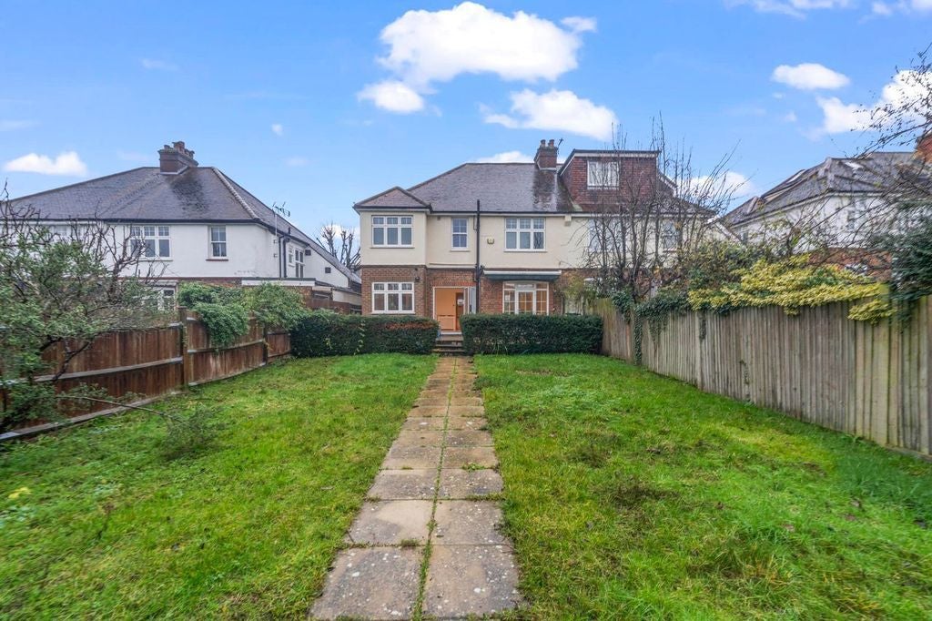 House Rosebery Avenue in Greater London