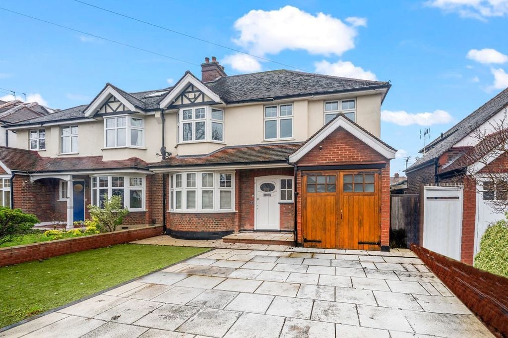 House Rosebery Avenue in Greater London
