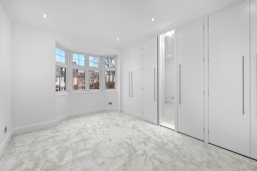 House Rosebery Avenue in Greater London