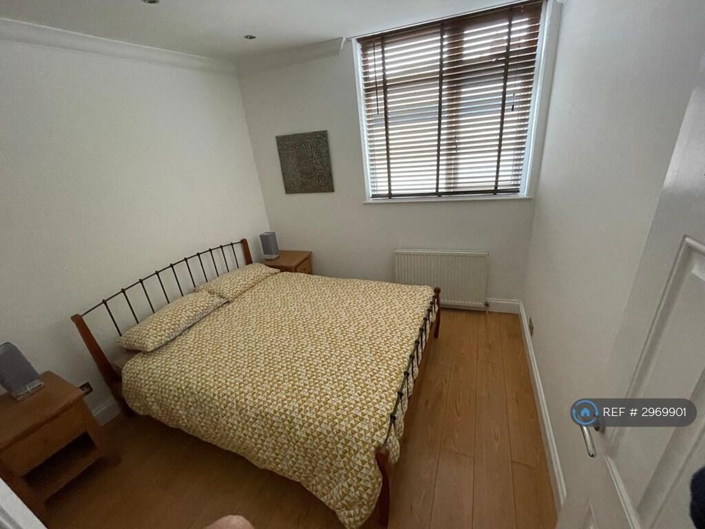 Flat Purley Road in Greater London