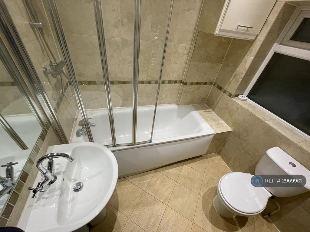 Flat Purley Road in Greater London