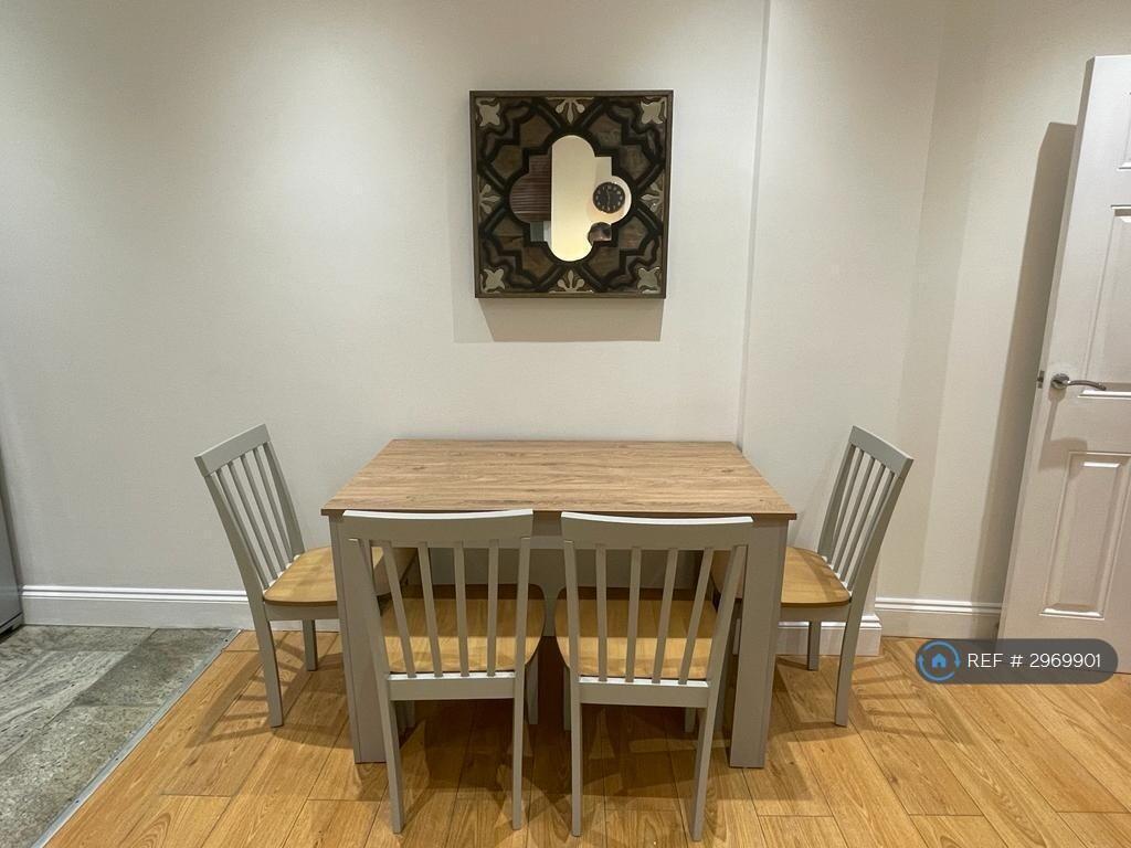 Flat Purley Road in Greater London