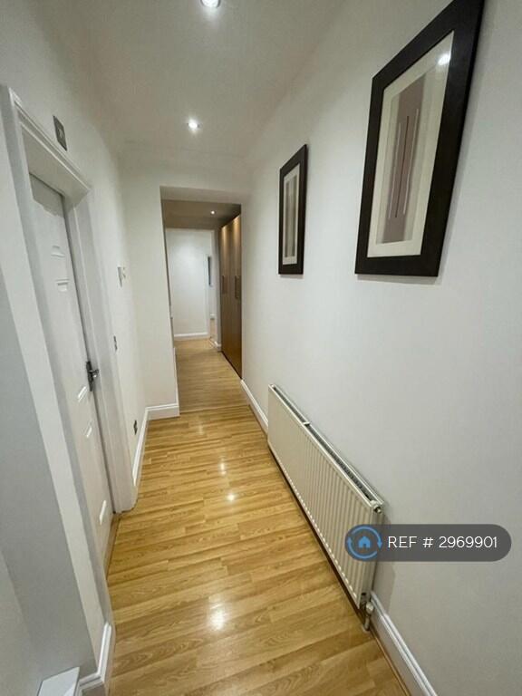 Flat Purley Road in Greater London