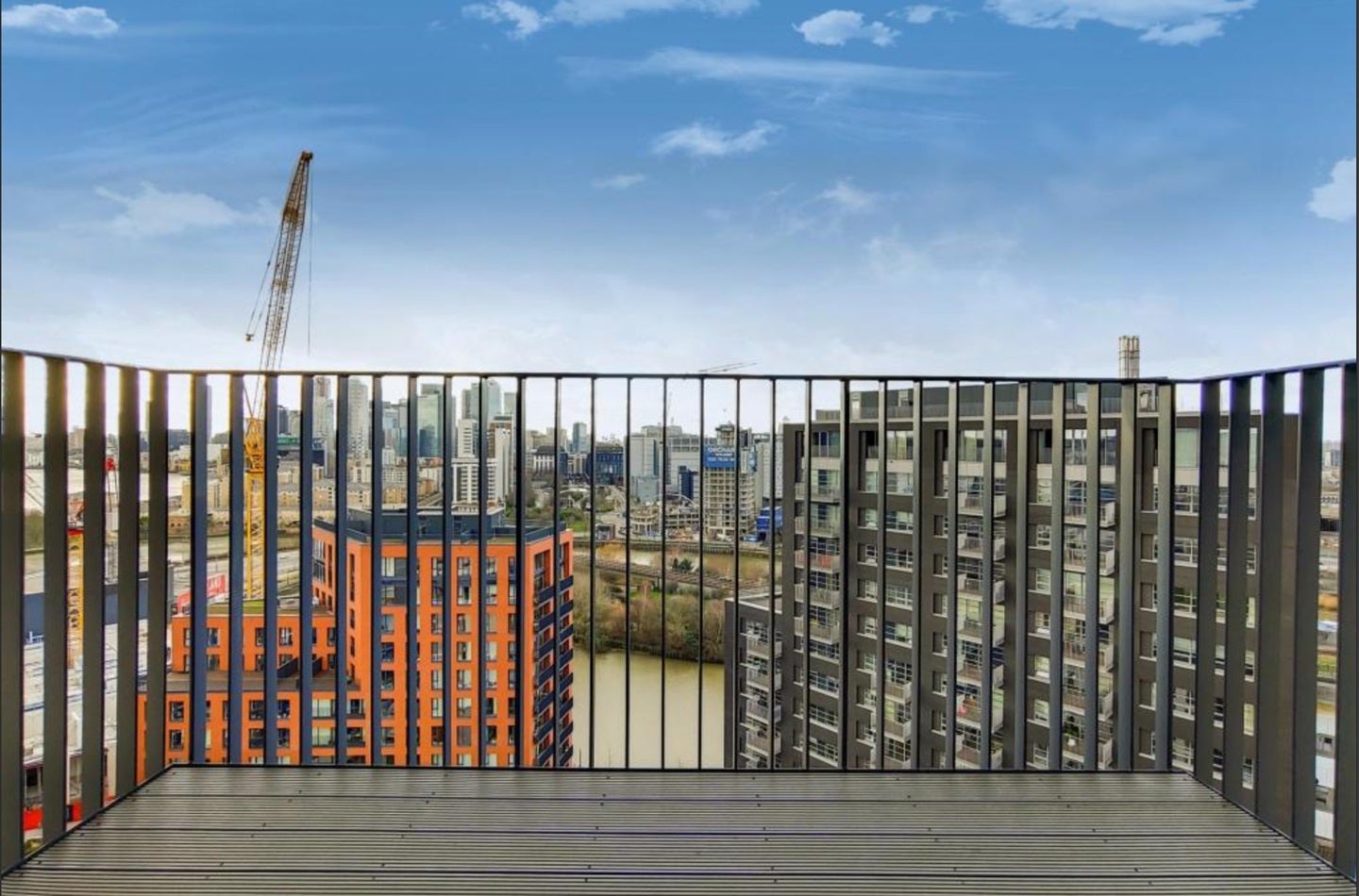 Flat Botanic Square in Greater London