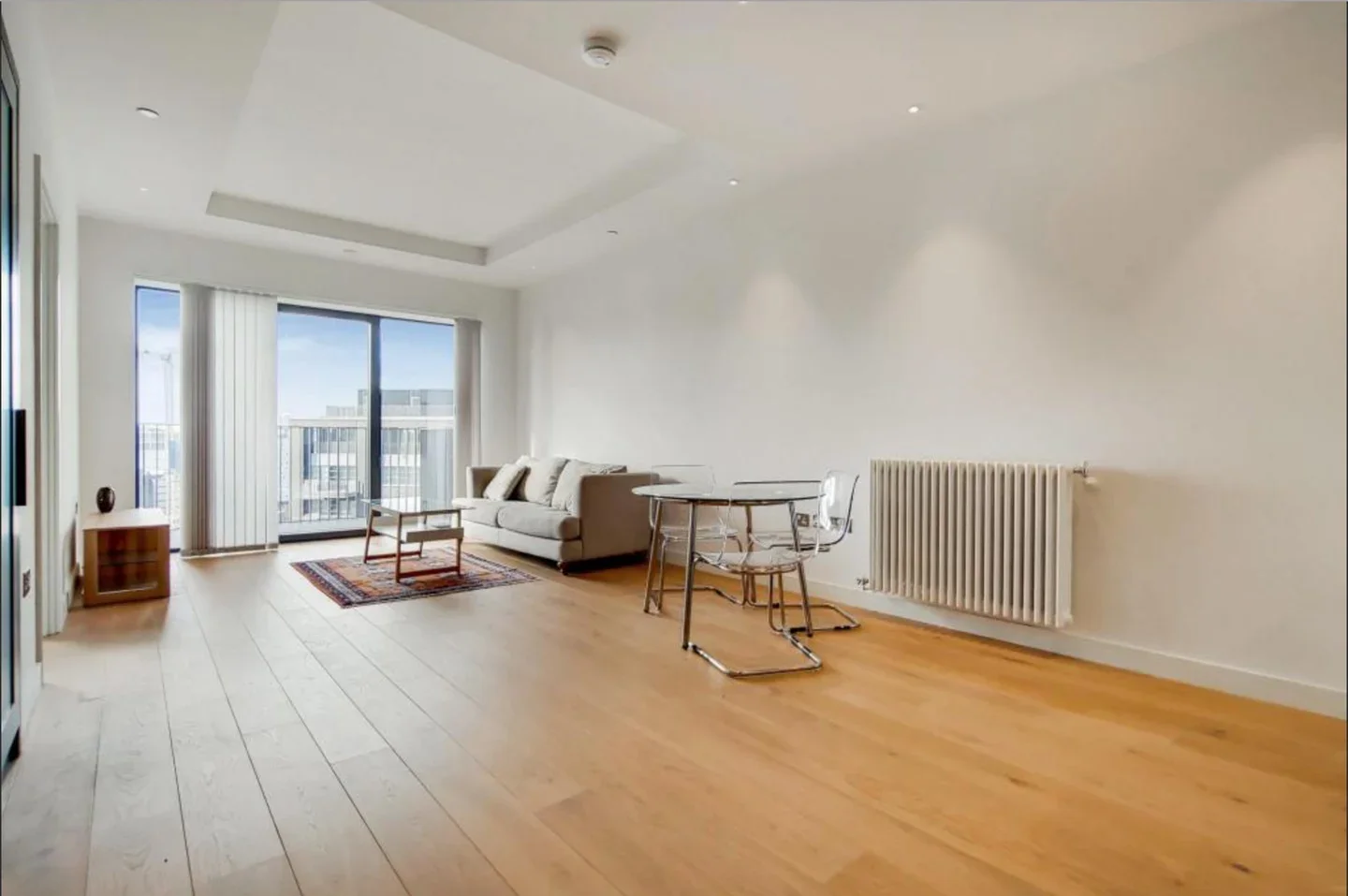 Flat Botanic Square in Greater London