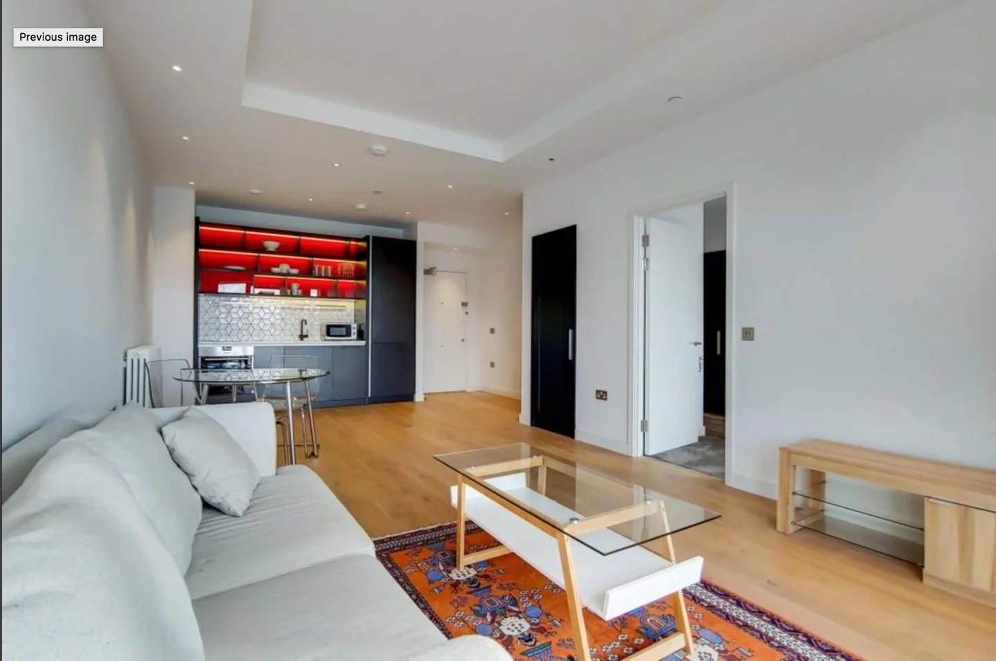 Flat Botanic Square in Greater London