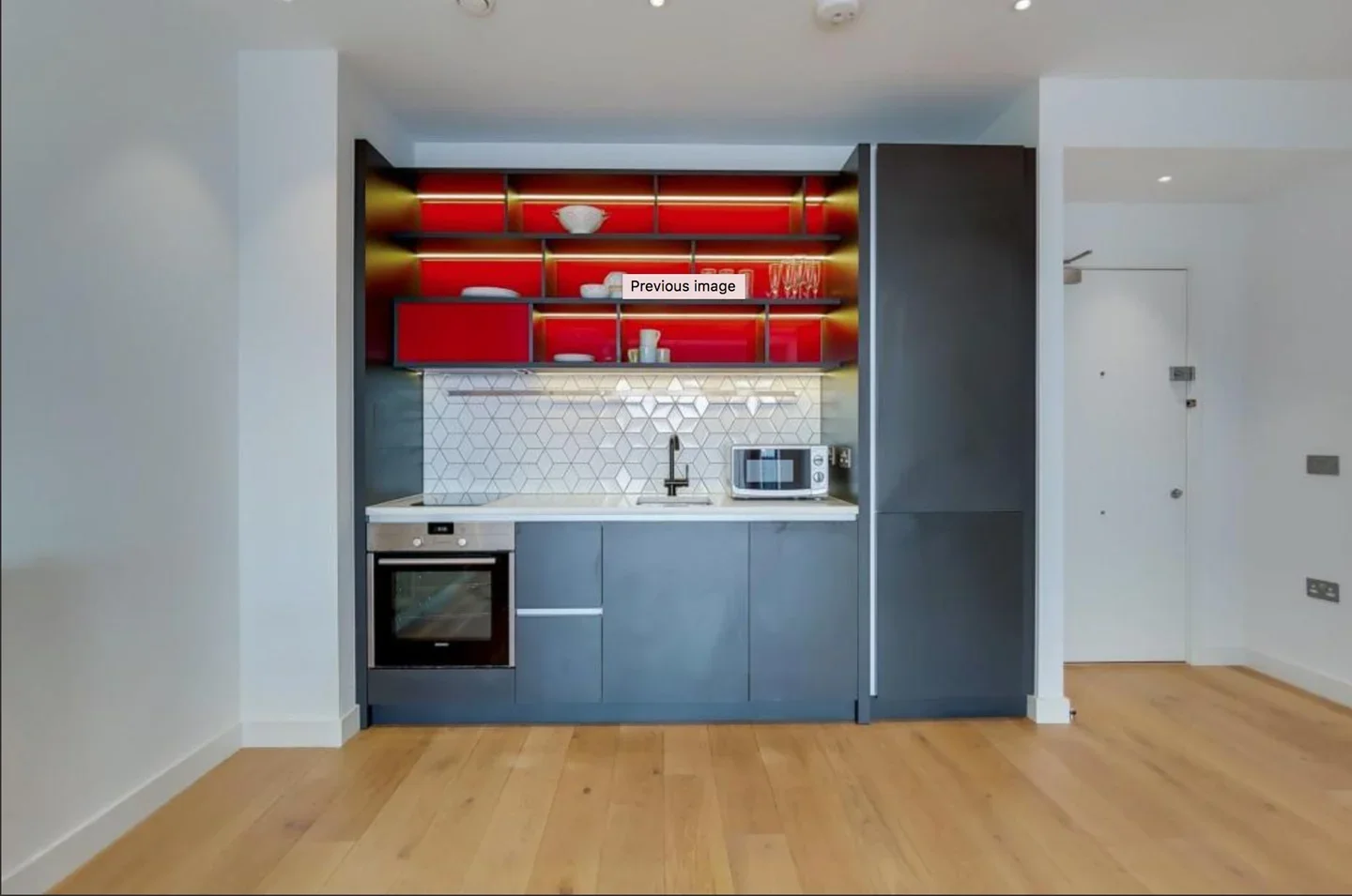 Flat Botanic Square in Greater London