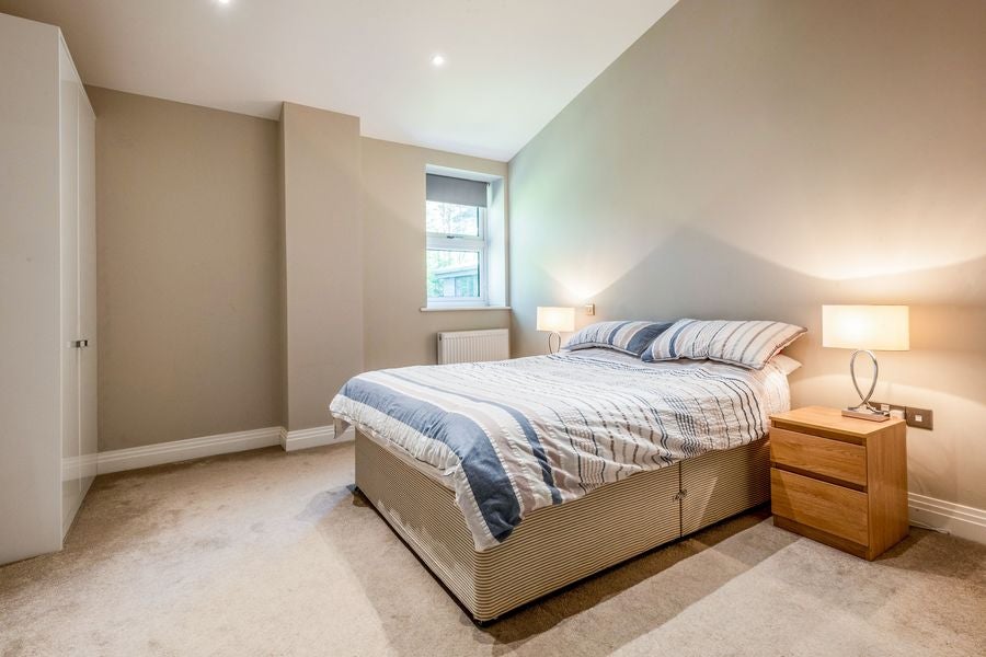 Flat Corunna Avenue in Farnborough