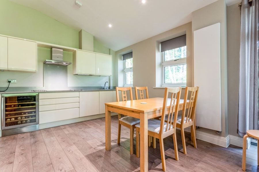 Flat Corunna Avenue in Farnborough