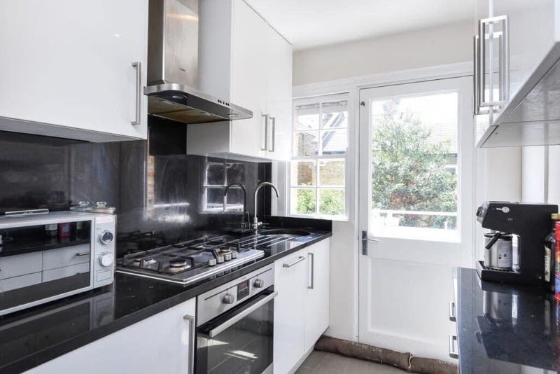 Room Eland Road in Greater London