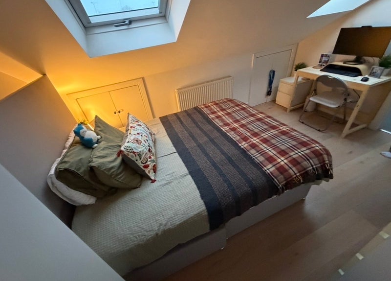 Room Eland Road in Greater London