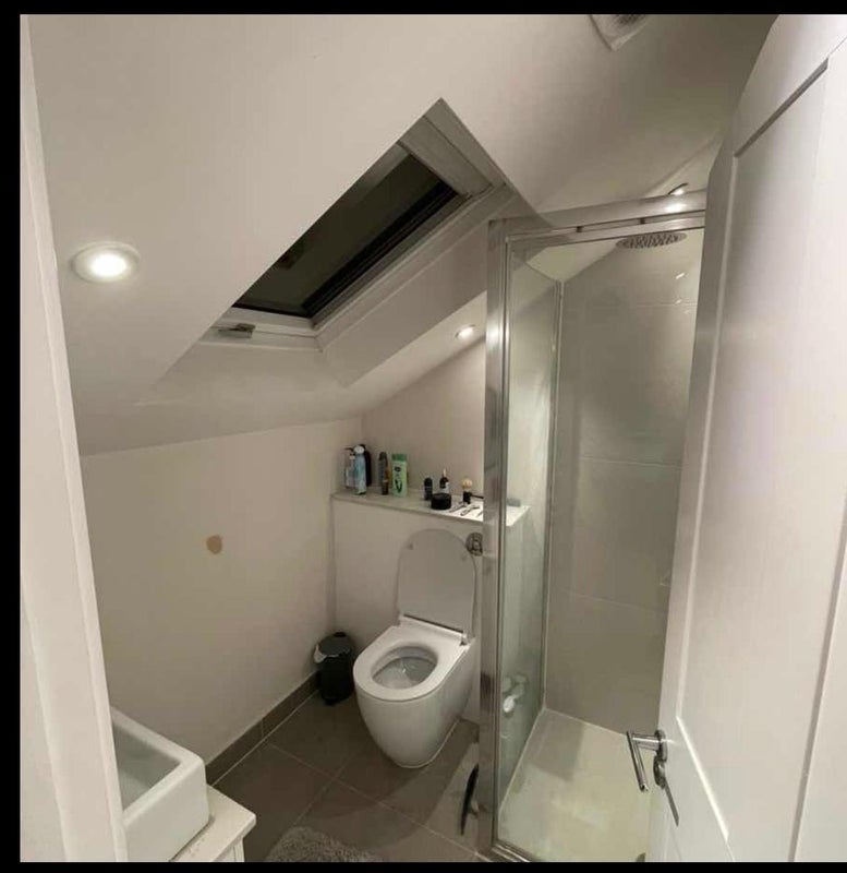 Room Eland Road in Greater London