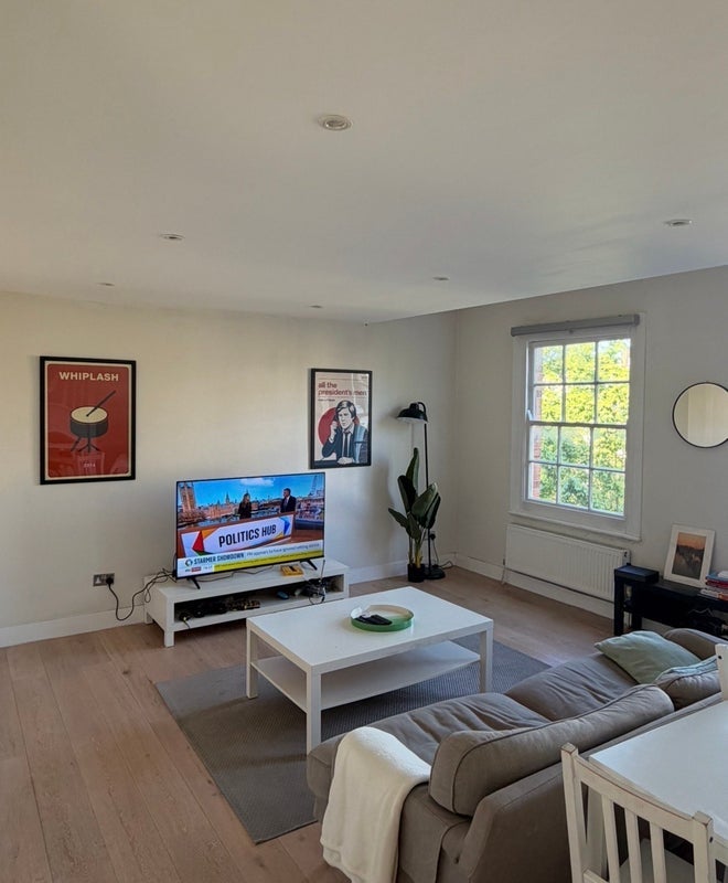 Room Eland Road in Greater London