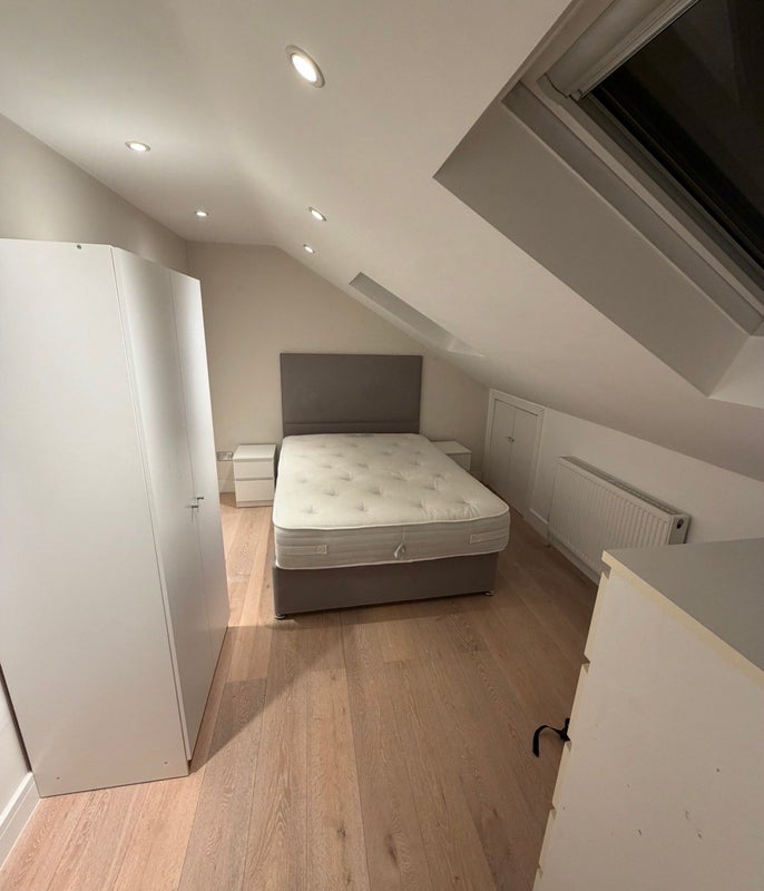 Room Eland Road in Greater London