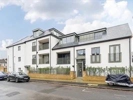 Flat Cowdrey Road in Greater London