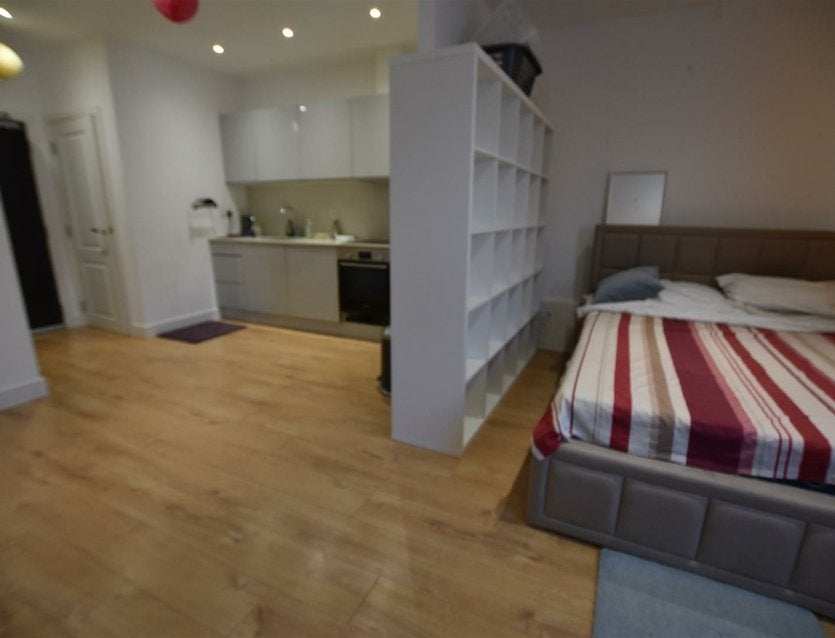 Flat Meadowlea Close in Greater London