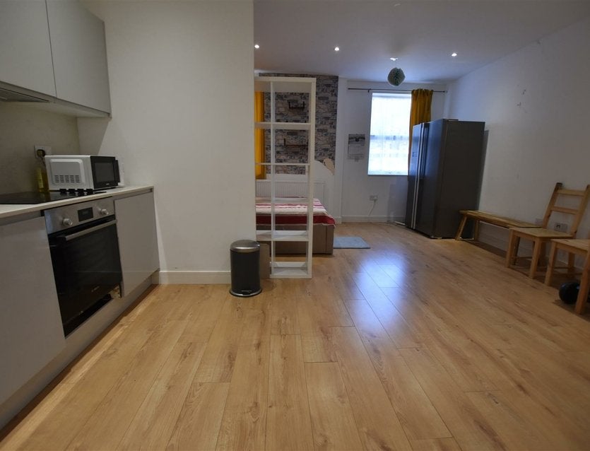 Flat Meadowlea Close in Greater London