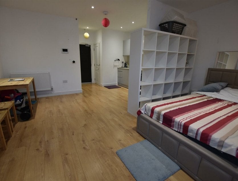 Flat Meadowlea Close in Greater London